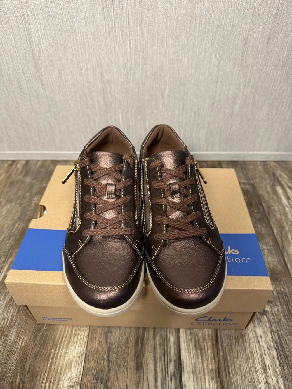 Clarks Women’s Metallic Bronze Low-Top Sneaker with Side Zip Size 8.5